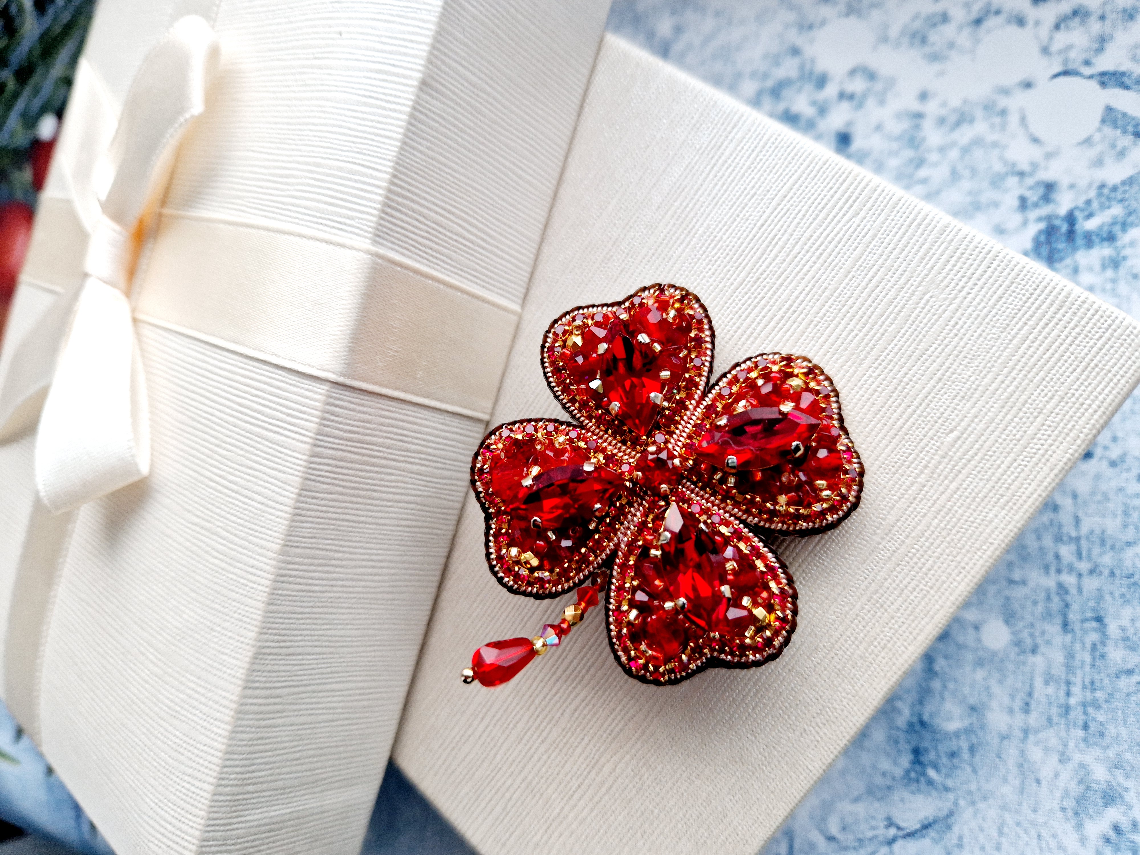 Украшения с загадкой: для чего вам нужна брошь-талисман